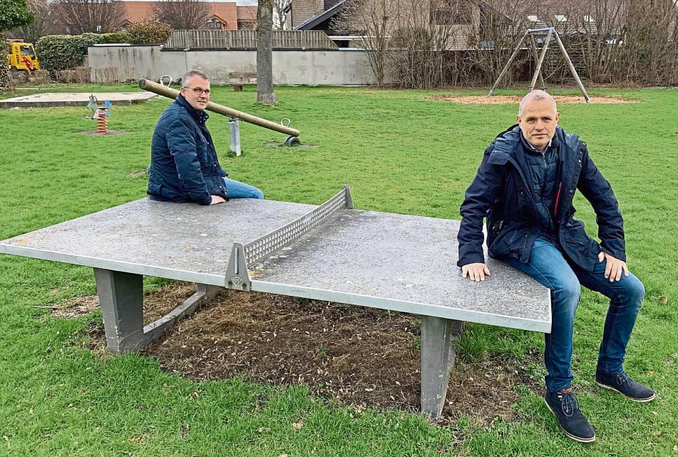 Mattias Bürger (r.) und Thomas Gerwin von der Anröchter CDU wollen beim Thema Spielplätze am Ball bleiben. Foto: Ziemke